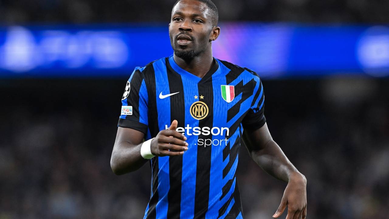 Jogador Marcus Thuram, Inter de Milão, em campo, uniforme listrado azul e preto, com logo Betsson.