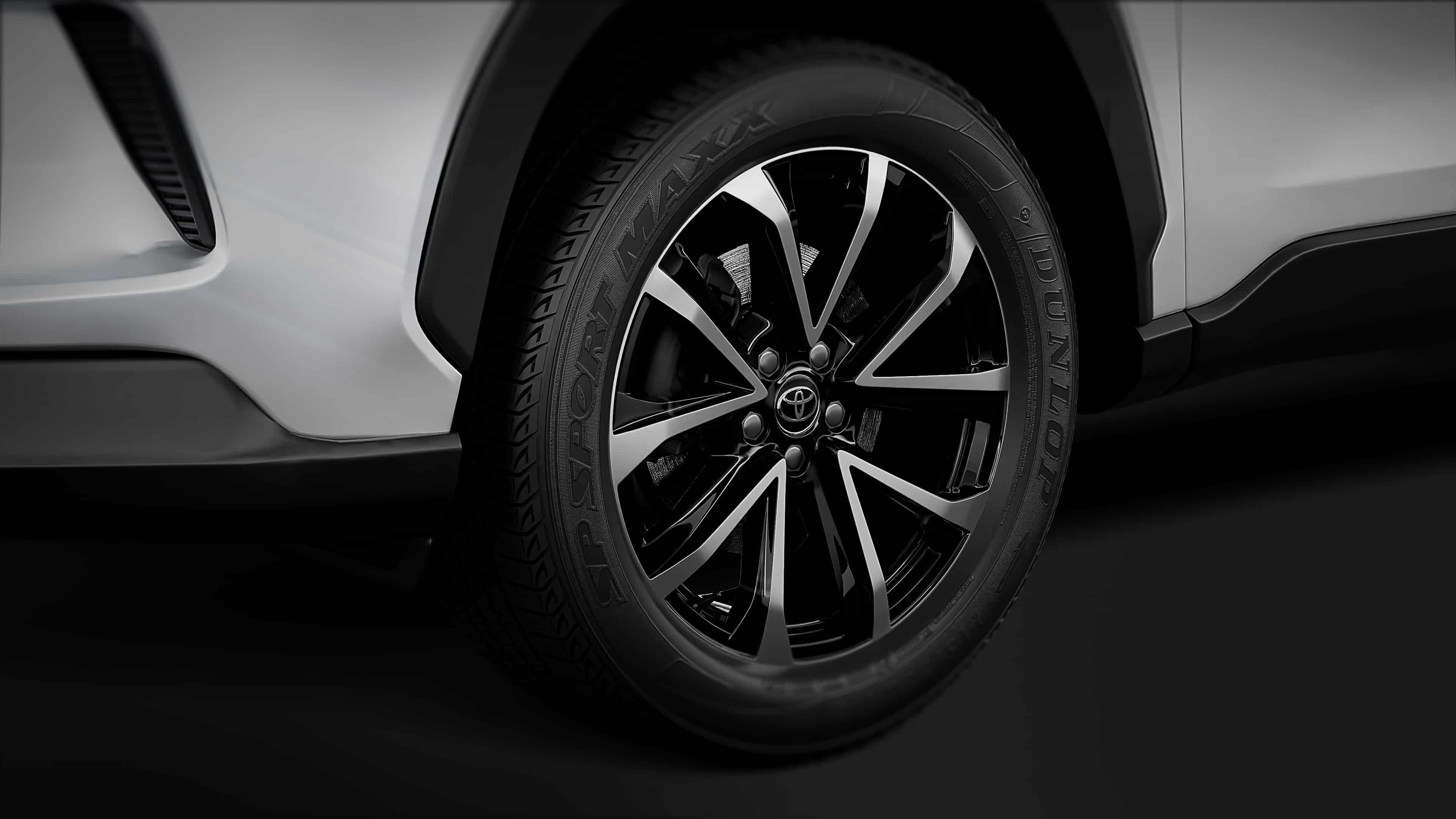 Roda de liga leve preta e prata de um Toyota Corolla Cross com pneu Dunlop