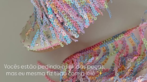 Sapatos bege com franjas de paet&ecirc;s coloridos e texto 'fiz tudo com a lel&ecirc;'