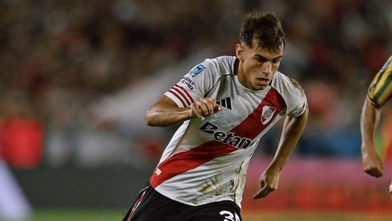 Joaquín Freitas em ação pelo River Plate. Foto: Reprodução/X Jogador Joaquín Freitas em campo, usando camisa branca do River Plate com faixa vermelha