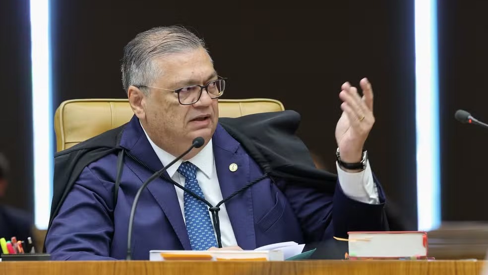 Flávio Dino pediu vista e suspendeu a sessão extraordinária do STF que analisava relatório da Polícia Federal. Foto: Rosinei Coutinho/STF Ministro Flávio Dino, de óculos e toga, gesticula em sessão do Supremo Tribunal Federal.