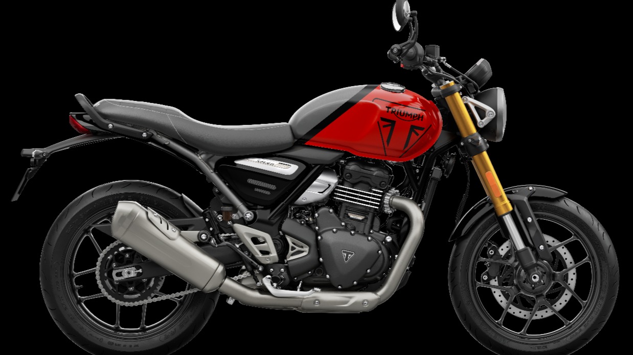 Motocicleta Triumph Speed 400 vermelha e cinza com garfos dourados, vista lateral em est&uacute;dio