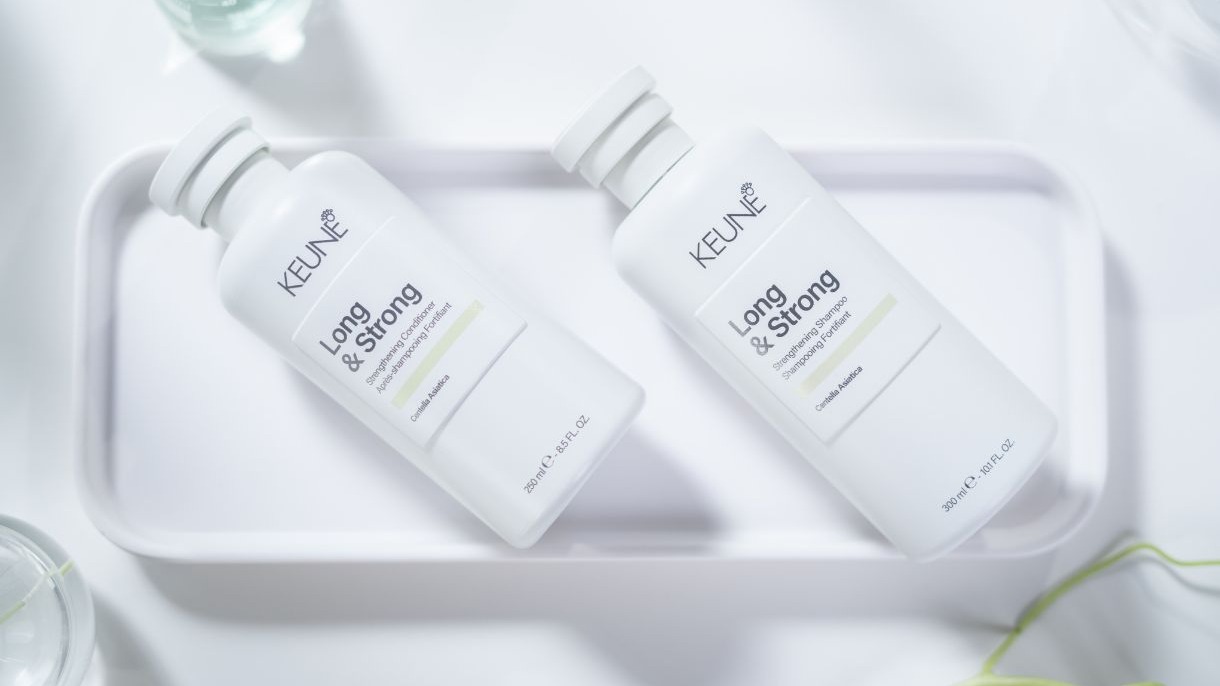 Duas garrafas brancas de Keune Long & Strong: um condicionador 250ml e um shampoo 300ml