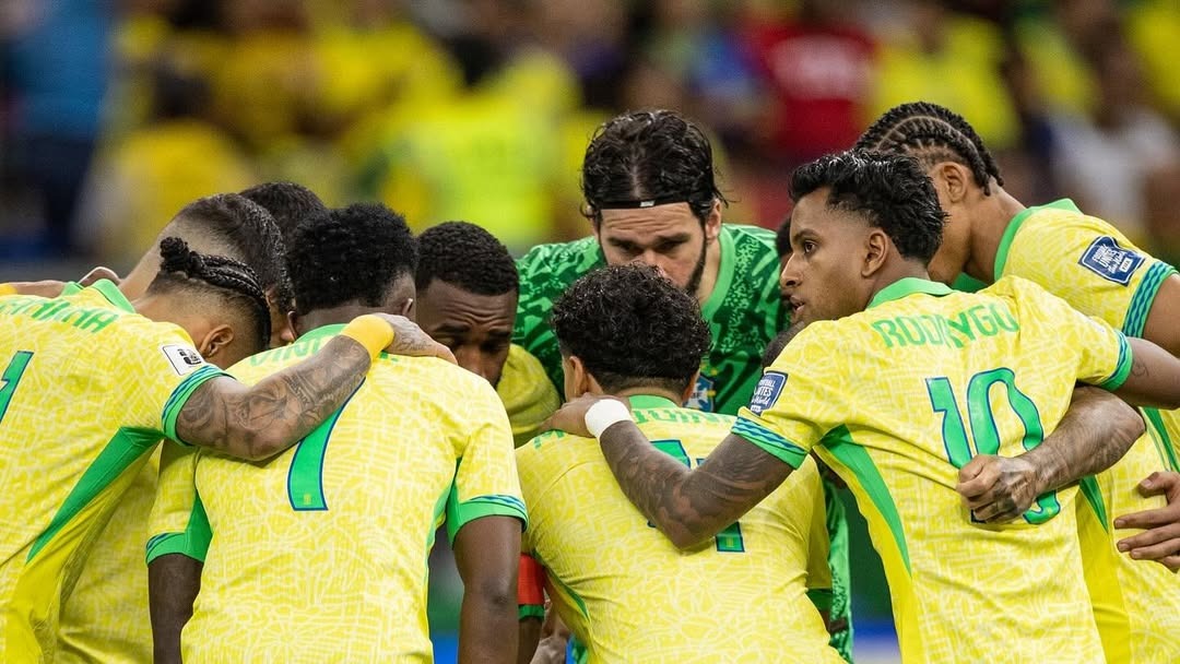 A Seleção Brasileira se une em campo para traçar o caminho rumo aos grandes desafios do futebol mundial. Jogadores da Seleção Brasileira de futebol fazem roda de união no campo, vestindo uniformes amarelos.