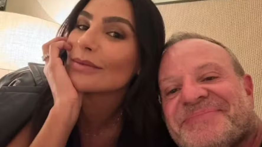 Cíntia Chagas e Rubens Barrichello durante o namoro que durou cerca de três meses. Selfie de Cíntia Chagas e Rubens Barrichello sorrindo. Ela com a mão no rosto, ele barbudo