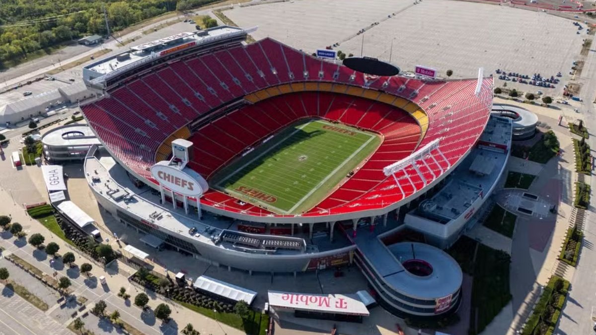 GEHA Field at Arrowhead, em Kansas Vista aérea do estádio GEHA Field at Arrowhead, Kansas City, com campo verde e assentos vermelhos.