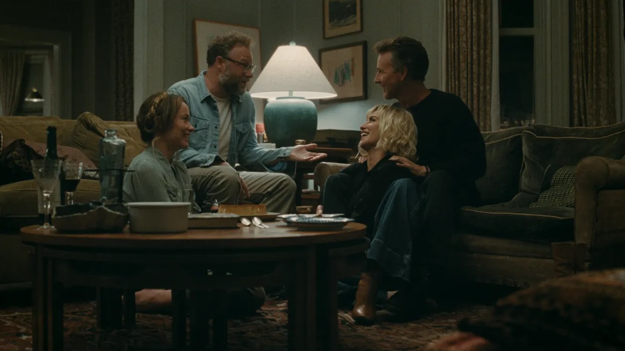 Um jantar entre casais em 'O Convite' revela dinâmicas sociais complexas e cheias de humor Olivia Wilde, Seth Rogen, Penélope Cruz e Edward Norton riem em sala de estar