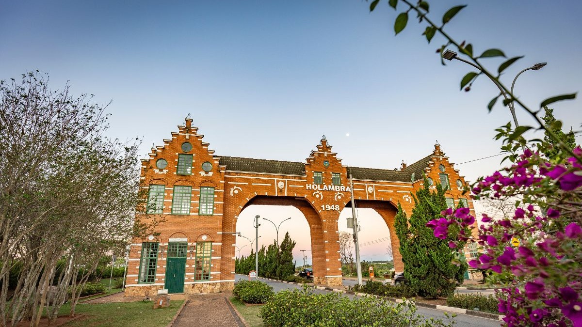 Portal de tijolos de Holambra com arquitetura holandesa e letreiros HOLAMBRA e 1948.