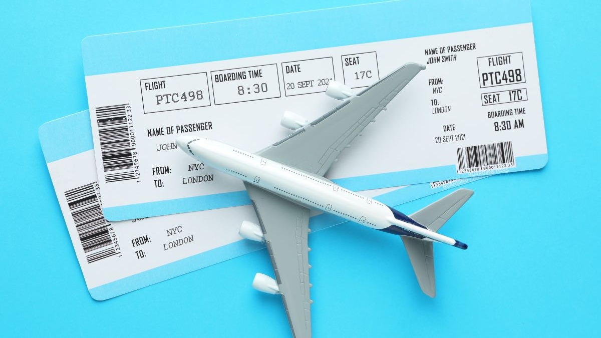 Dois bilhetes de avião azuis com informações de voo para Londres e um avião de brinquedo.