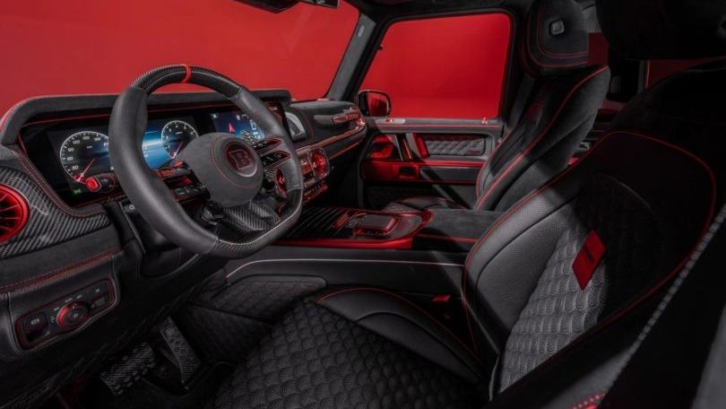 Interior de carro, volante Brabus, painel digital, assentos pretos acolchoados com detalhes vermelhos