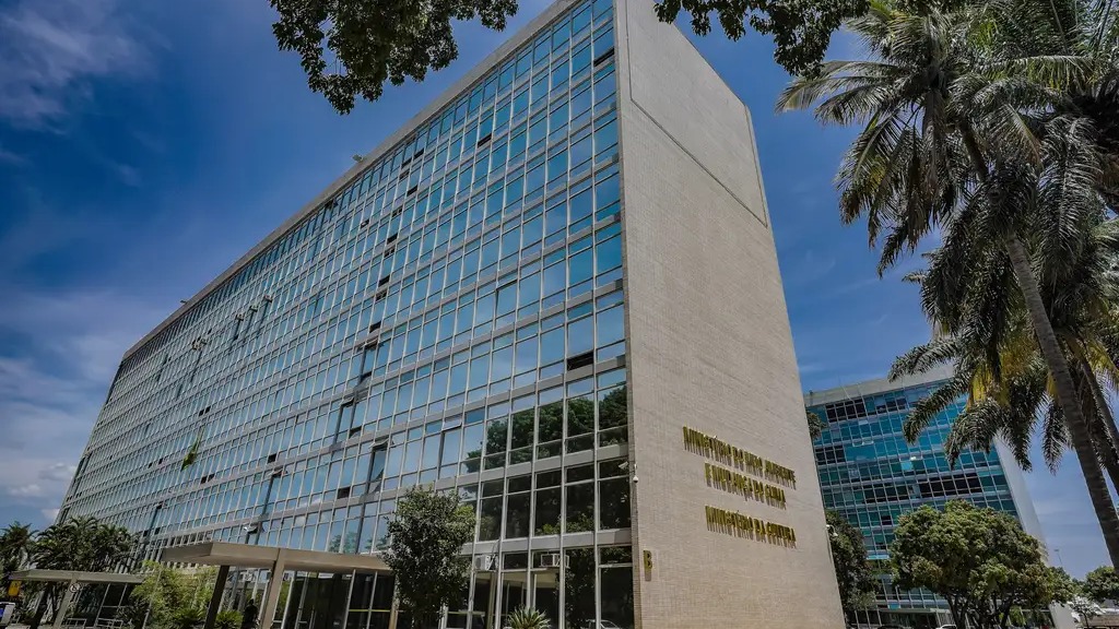 O Ministério da Cultura, responsável por analisar e aprovar os projetos que pleiteiam o uso da Lei Federal de Incentivo à Cultura, a Lei Rouanet. Fachada do Ministério da Cultura, um prédio moderno de vidro e concreto sob céu azul