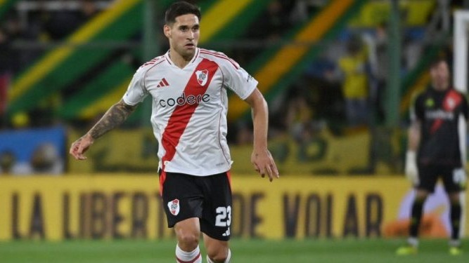 Rodrigo Villagra em sua passagem pelo River Plate, um dos clubes onde se destacou antes da experiência europeia. Jogador com camisa branca e vermelha do River Plate, shorts pretos número 23, em campo.