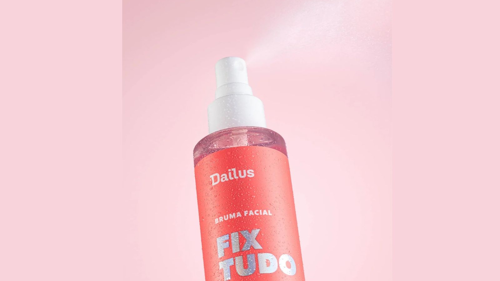 Frasco da Bruma Facial Fix Tudo Dailus com spray sendo borrifado em fundo rosa