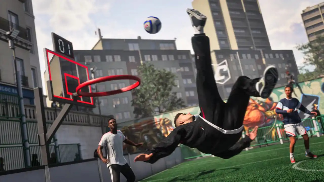 Jogador fazendo bicicleta em jogo de futebol virtual em quadra urbana com placar '01'