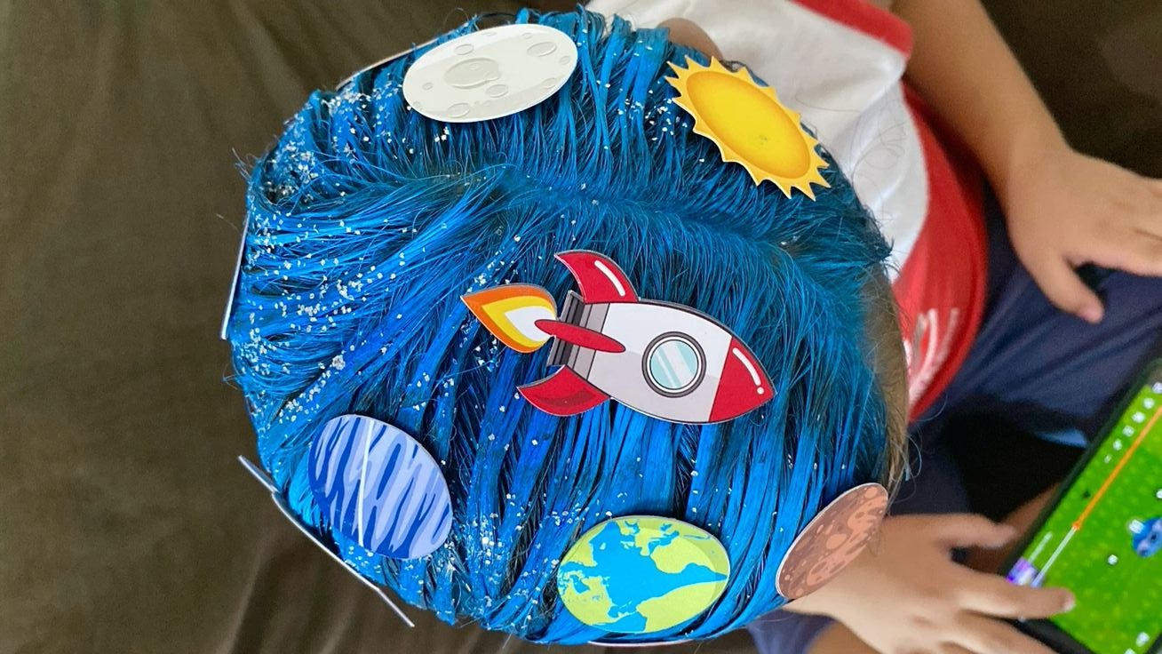 Cabelo azul de crian&ccedil;a com glitter, decorado com adesivos de foguete, sol, lua, Terra e planetas