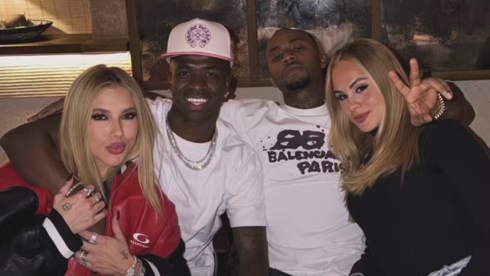 Fotografia que reúne Virginia Fonseca, Vini Jr., Orochi e Lara Jucah ressurgiu após 'plot twist' nos relacionamentos. Virginia Fonseca, Vini Jr., Orochi e Lara Jucah sorrindo em jantar em Madri