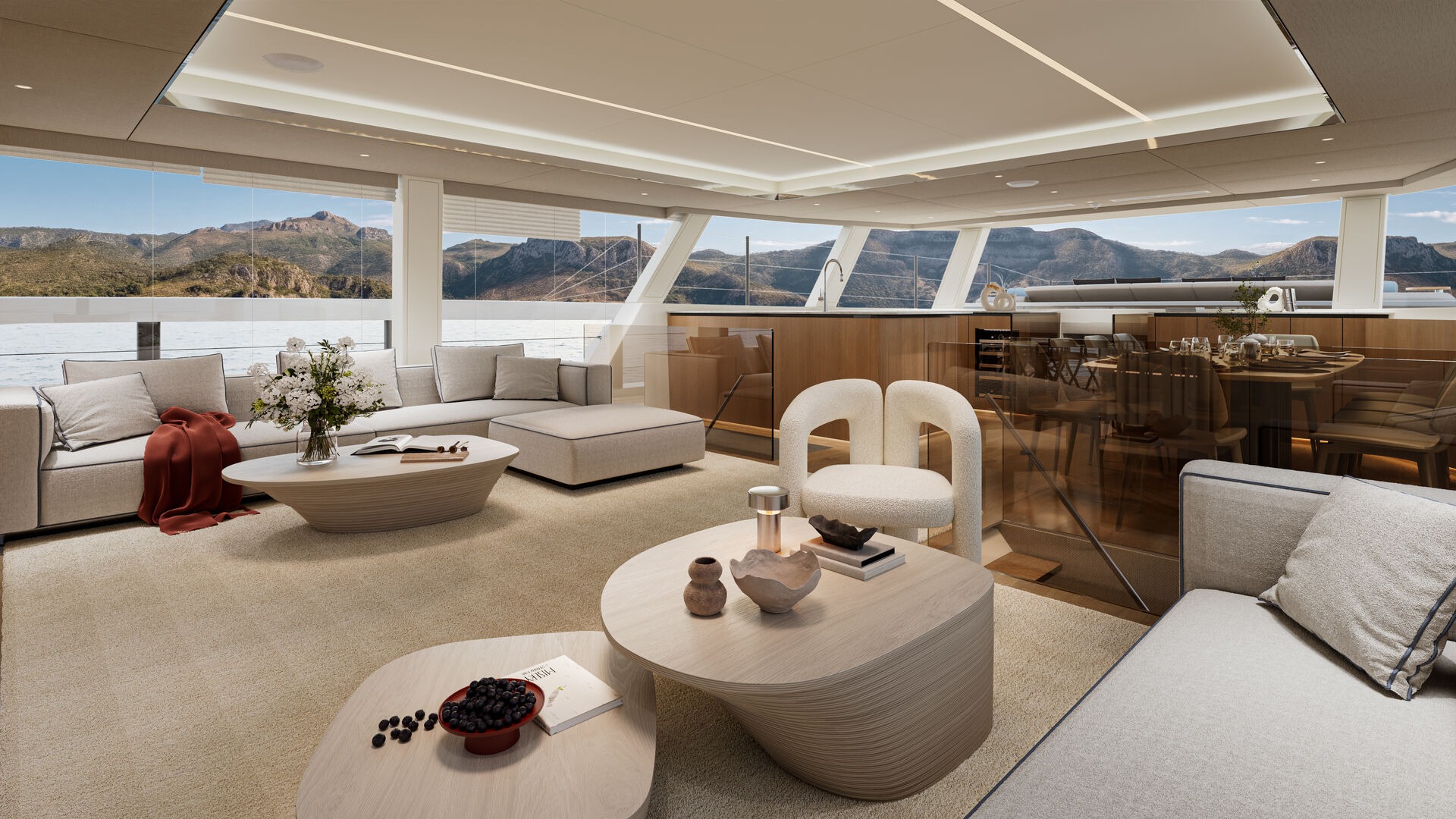 Interior de iate luxuoso com sala, jantar, janelas panor&acirc;micas, montanhas e oceano
