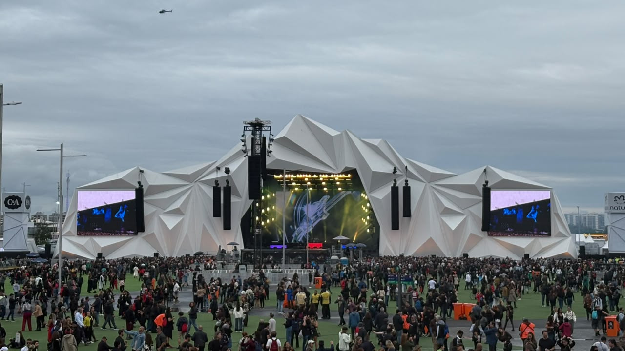 O palco principal do Rock in Rio 2026 recebeu grandes nomes da música como Elton John e Gilberto Gil - Foto; Lohrrany Alvim/Super Radio Tupi Multidão assiste show em palco de festival. Helicóptero, telas, luzes, C&A, Natura