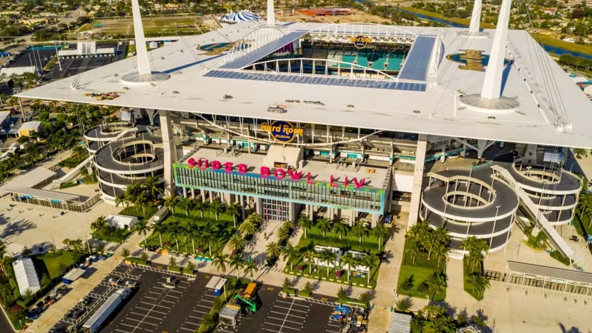 Estádio Hard Rock, em Miami Vista aérea do Hard Rock Stadium com teto branco, rampas e letreiros "SUPER BOWL LIV".
