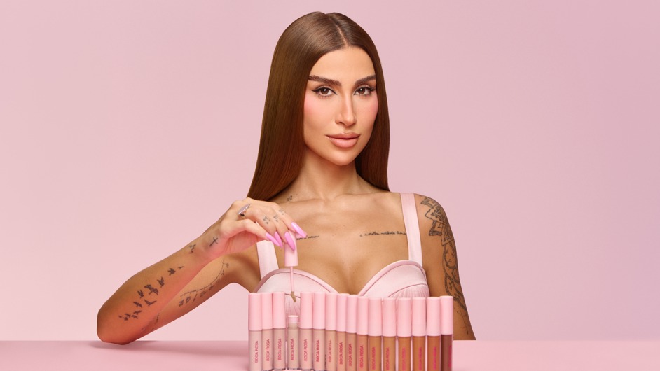 Bianca Andrade segura corretivo. Produtos Boca Rosa em v&aacute;rios tons de pele expostos