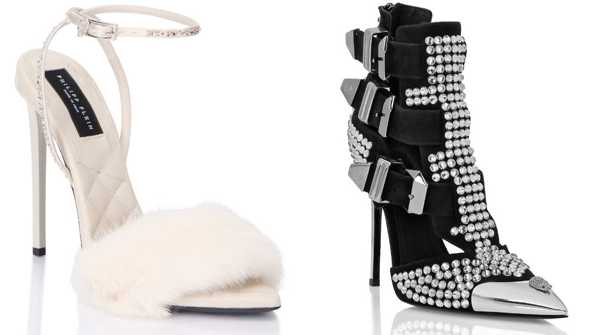 Sand&aacute;lia bege de salto com pele e bota preta de salto com strass e fivelas.