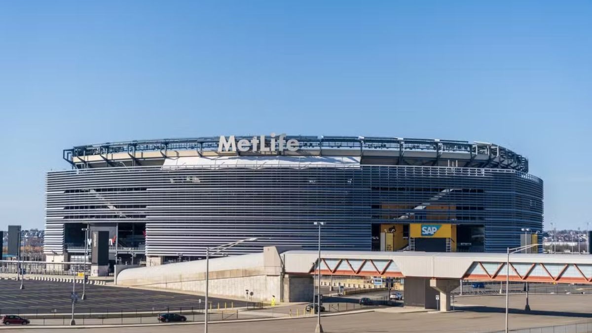 Estádio Met Life, em Nova Jersey MetLife Stadium, letreiros 'MetLife' e 'SAP', exterior moderno, estacionamento, céu azul.