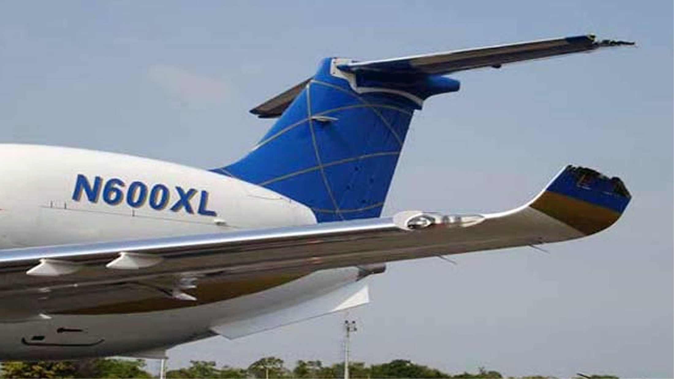 Cauda de avi&atilde;o branco com N600XL em azul, estabilizador horizontal e asa com ponta azul e dourada