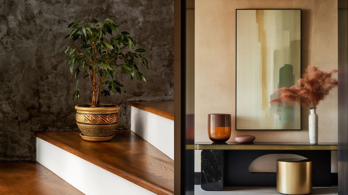Planta em vaso decorado, degraus de madeira, mesa console com vaso, arte abstrata e objeto dourado.