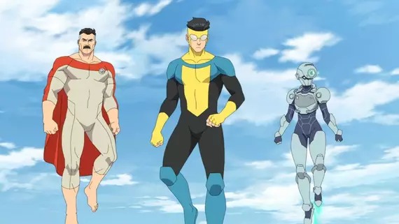 Personagens de Invencível, série de super-heróis com reviravoltas chocantes e violência gráfica, destaque na lista. Três personagens de Invencível: Omni-Man, Invencível e Atom Eve, flutuando em céu azul.