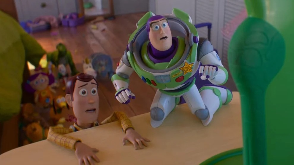 Com Woody e Buzz Lightyear, a imaginação dos brinquedos que ganham vida inspira um método lúdico para a organização infantil. Bonecos Woody e Buzz Lightyear com expressões de surpresa em um quarto de brinquedos.