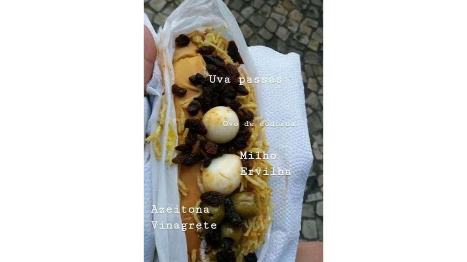 No Rio de Janeiro, o cachorro-quente ganha ovos de codorna, azeitona e a polêmica uva passa, ingredientes que dividem opiniões. Cachorro-quente com uvas passas, ovos de codorna, azeitonas e batata palha, com legendas em português