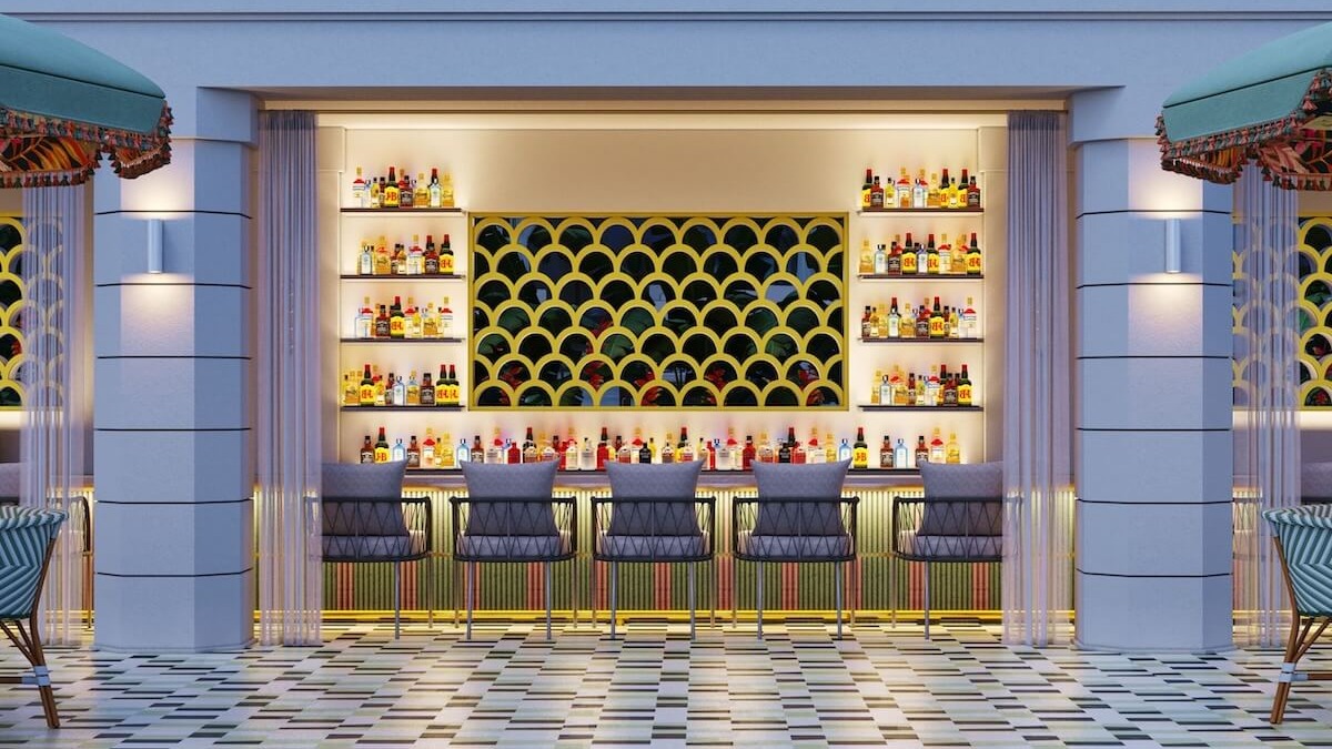 Bar elegante com cinco bancos, balcão iluminado e prateleiras cheias de garrafas de bebida