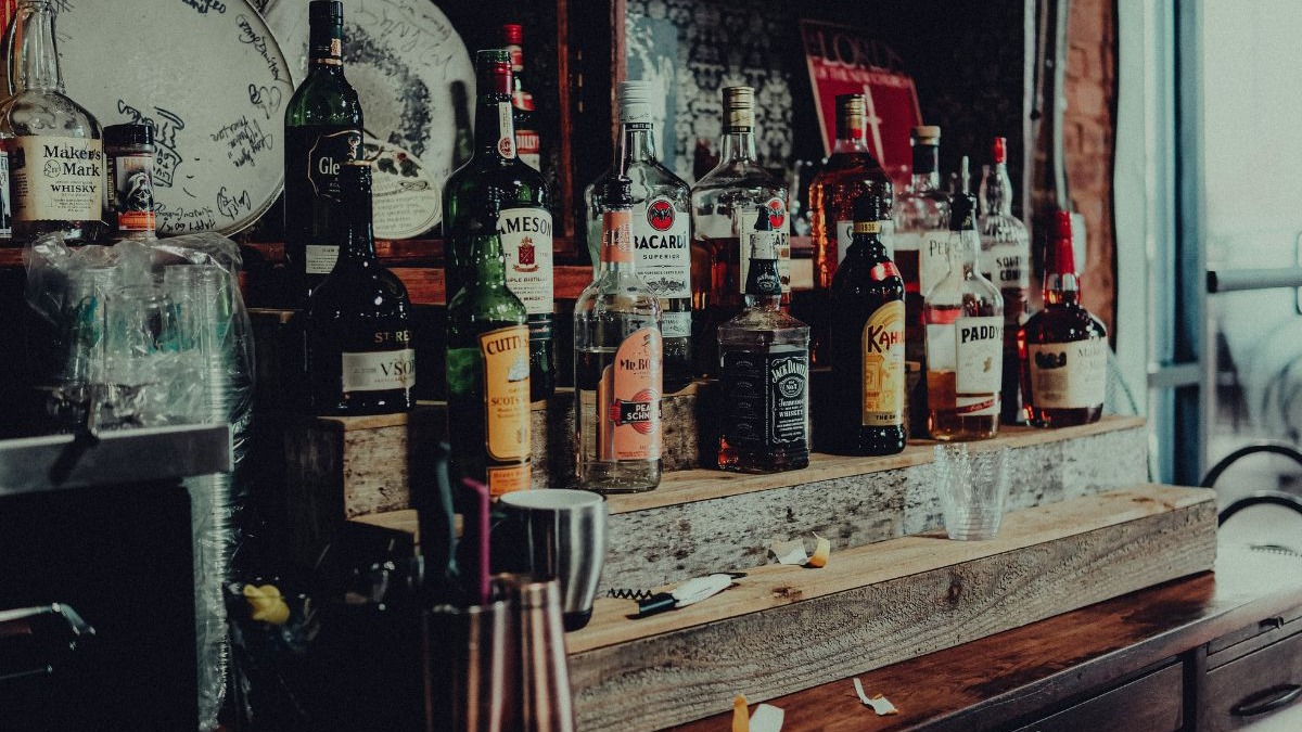 Bar com garrafas de Makers Mark, Jameson, Bacardi, Jack Daniel's, Kahlua e outras bebidas alco&oacute;licas.