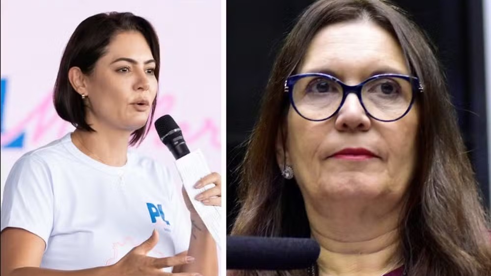 Michelle Bolsonaro e Bia Kicis representam a 'dobradinha' do PL no Distrito Federal para o Senado. Mulher de cabelo curto e camiseta PL falando ao microfone ao lado de mulher de óculos