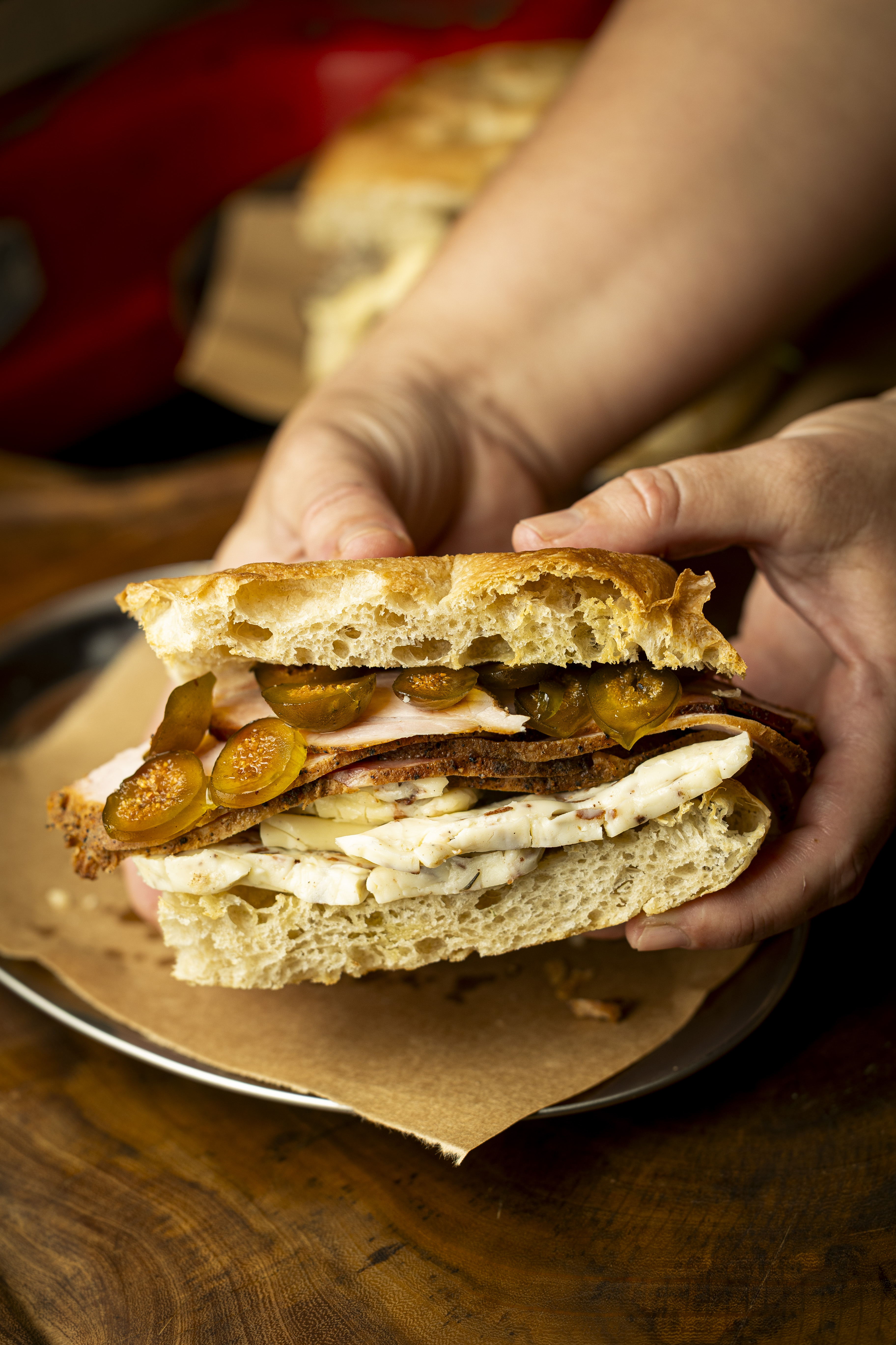 Sandu&iacute;che com lombo defumado, requeij&atilde;o de raspa, figo e am&ecirc;ndoas tostadas