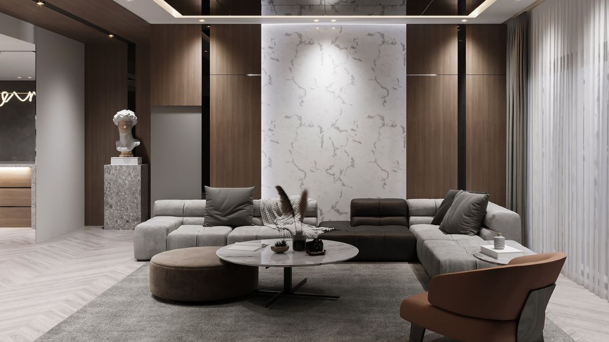 Sala de estar moderna com sof&aacute; secional cinza, mesa de centro branca, tapete e pain&eacute;is de madeira.