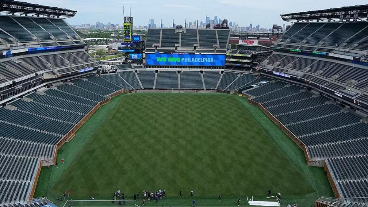O Lincoln Financial Field, na Filadélfia, prepara-se para receber a Copa do Mundo de 2026, integrando a infraestrutura do torneio. Vista panorâmica do Lincoln Financial Field, Filadélfia, com campo verde e telão 'WE ARE PHILADELPHIA'.