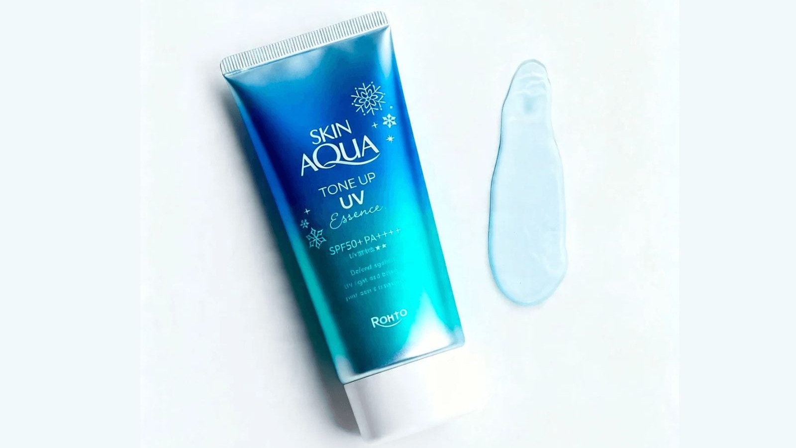 Tubo azul Skin Aqua Tone Up UV Essence e amostra azul claro do produto