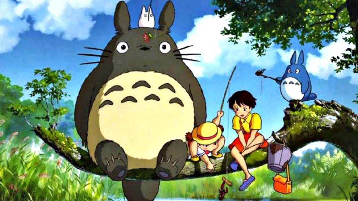 Os icônicos Totoro e as irmãs Satsuki e Mei em 'Meu Amigo Totoro', um filme que aquece o coração nos dias frios. Personagens de Meu Amigo Totoro: Totoro, Totoro azul, Totoro branco, Satsuki e Mei pescando em árvore.