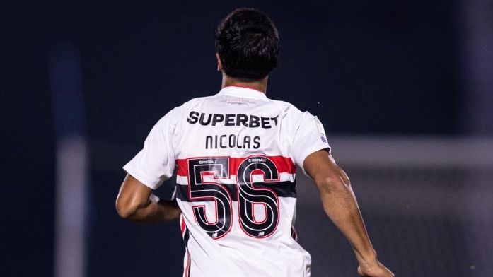 Nicolas, jogador do São Paulo citado na reportagem, aguarda decisão judicial após o atropelamento - Foto: Reprodução/Redes Sociais Camisa de futebol branca com nome Nicolas, número 56 e patrocínio SUPERBET