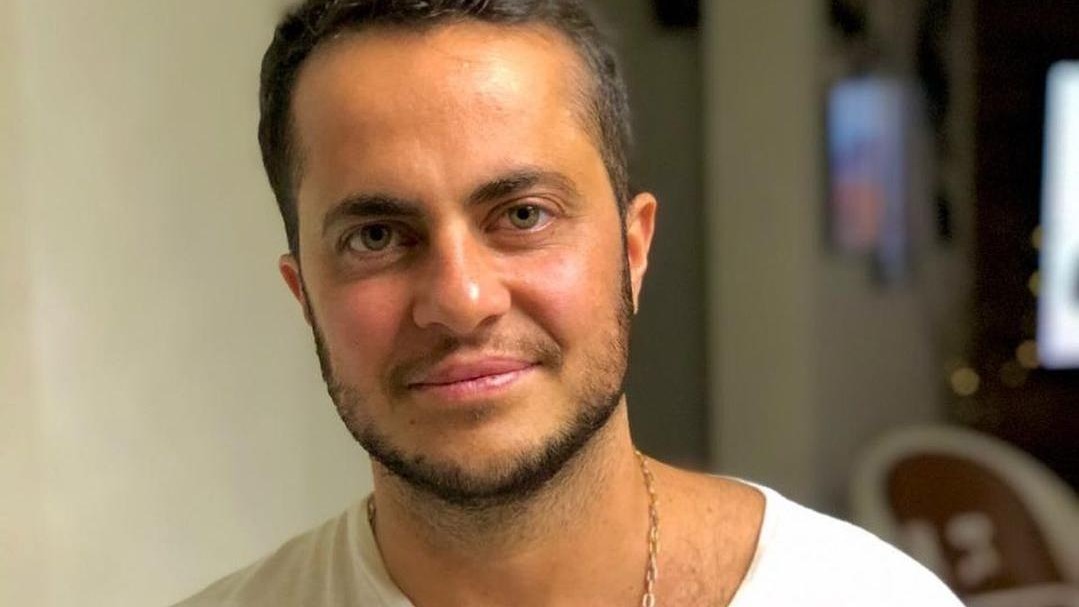 Thammy Miranda (PSD) foi um dos famosos que tiveram sucesso nas urnas. Homem com cabelo e barba escura, camiseta branca, corrente dourada, olhando fixamente