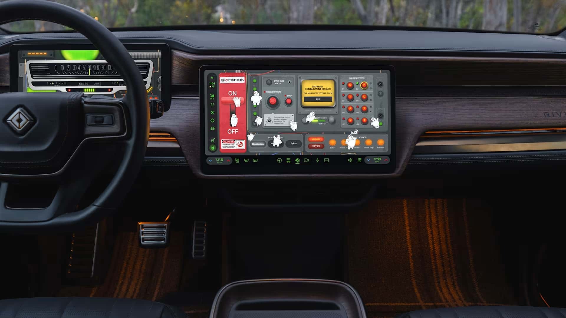 O painel de controle dos veículos Rivian exibe a interface Ghostbusters, parte da atualização de software gratuita para o Halloween Interior de um Rivian com telas digitais mostrando painel temático Ghostbusters e medidores retro.