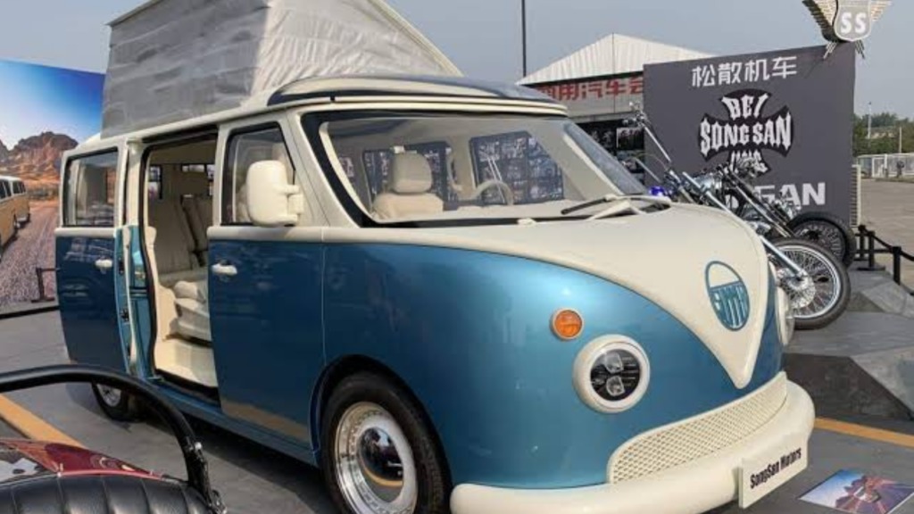 A Songsan Summer, minivan híbrida chinesa, combina o design nostálgico da clássica Kombi com tecnologia moderna. Créditos: milleniphoto.canva Van Songsan Summer azul e creme com teto pop-top, porta aberta e placa Songsan Motors.
