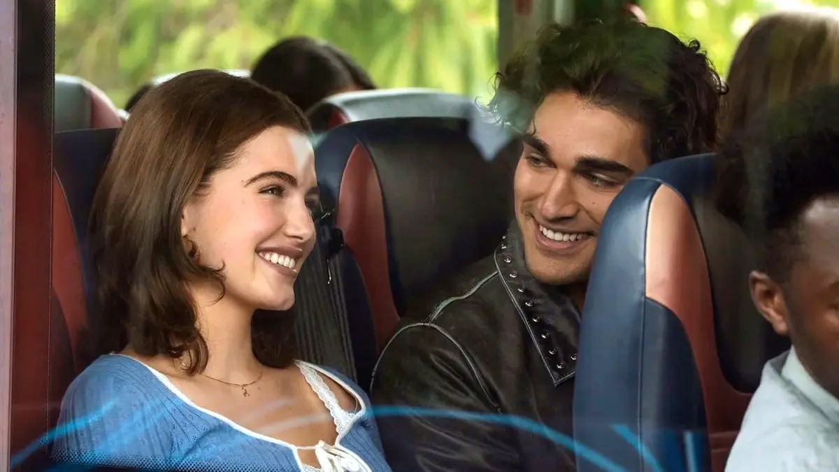 Hannah e Garrett, de "Off Campus". Jovem mulher e homem sorrindo e se olhando dentro de um transporte coletivo.