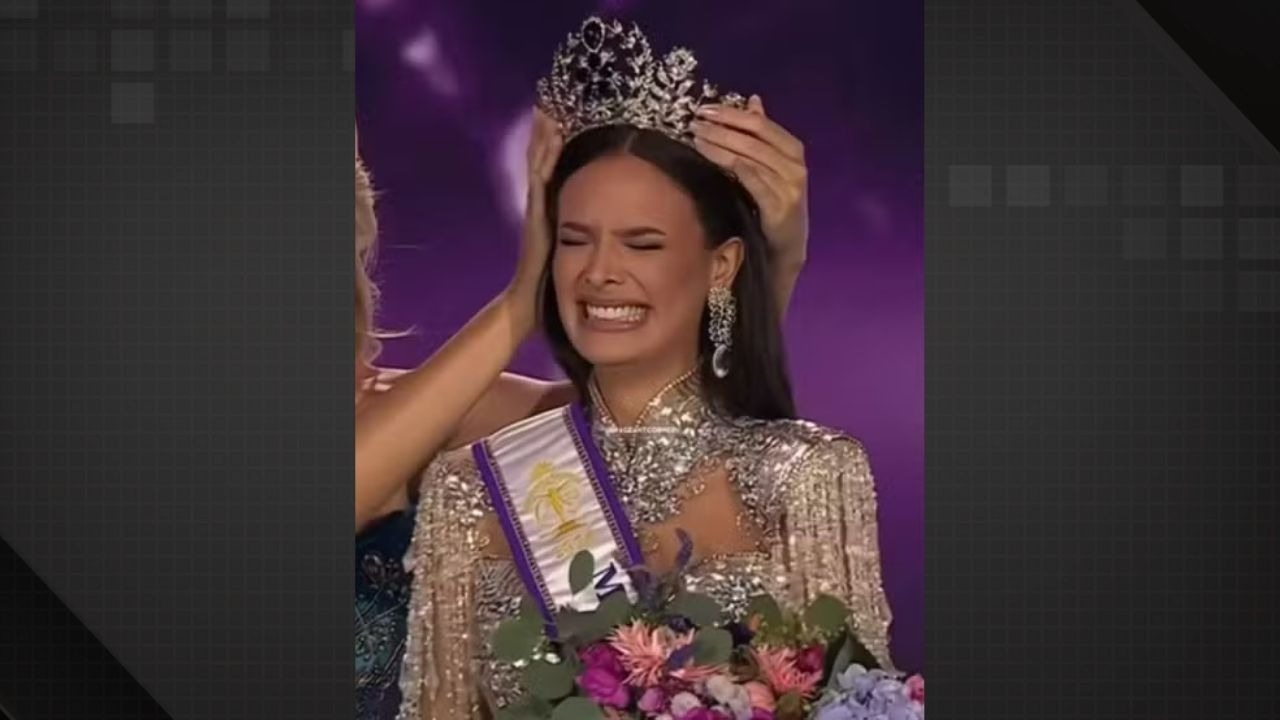 A emoção de uma miss ao ser coroada, como as que Lara Marina Soares Tosta viveu em sua trajetória nos concursos de beleza. Mulher emocionada, chorando, com coroa sendo colocada na cabeça e segurando buquê