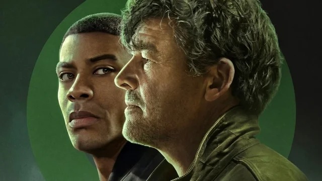 A série "Lanternas" aborda a investigação policial dos patrulheiros Hal Jordan e John Stewart. Close-up de dois homens: um jovem de frente, um mais velho de perfil, fundo verde