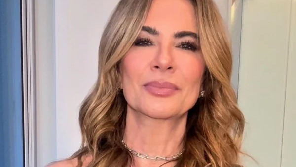 A apresentadora Luciana Gimenez, que viveu o susto de esquecer um valioso diamante no aeroporto, um dos casos de perdas e achados de famosos. Close-up de Luciana Gimenez, com cabelo loiro ondulado e colar de corrente prateado