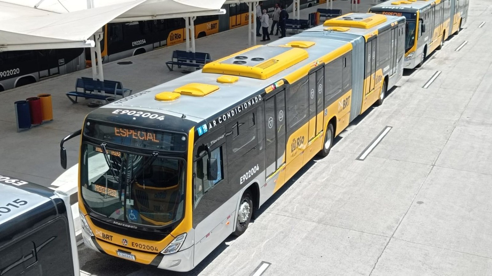 Corredores do BRT estarão incluídos na gratuidade do transporte público municipal para as eleições de 2026. Vários ônibus BRT amarelos e cinzas em um terminal, com "ESPECIAL" no letreiro frontal