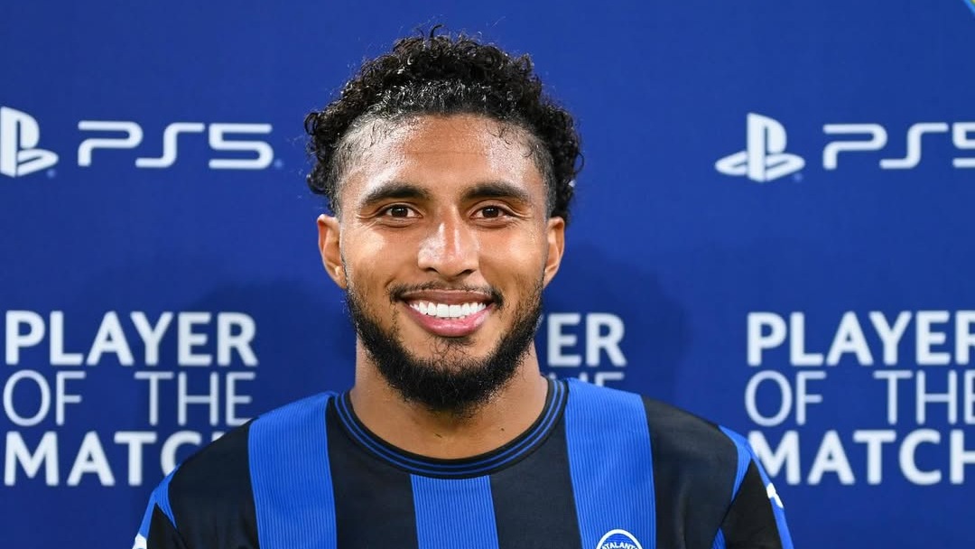 Éderson, volante da Atalanta e novo convocado para a Seleção Brasileira, em momento de reconhecimento. Éderson, jogador da Atalanta, sorrindo em camisa azul e preta; fundo com logos PS5.