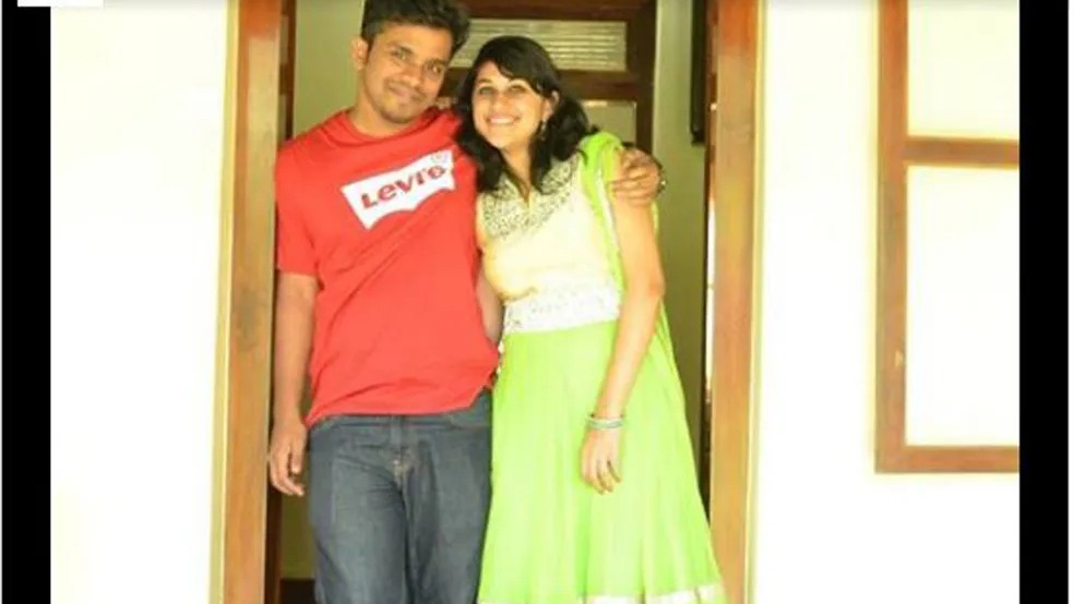 Meenakshi Moorthy e Vishnu Viswanath, o casal de influenciadores indianos que documentava suas aventuras antes da tragédia. Casal indiano sorrindo, ele de camiseta vermelha e ela de roupa tradicional verde e amarela.
